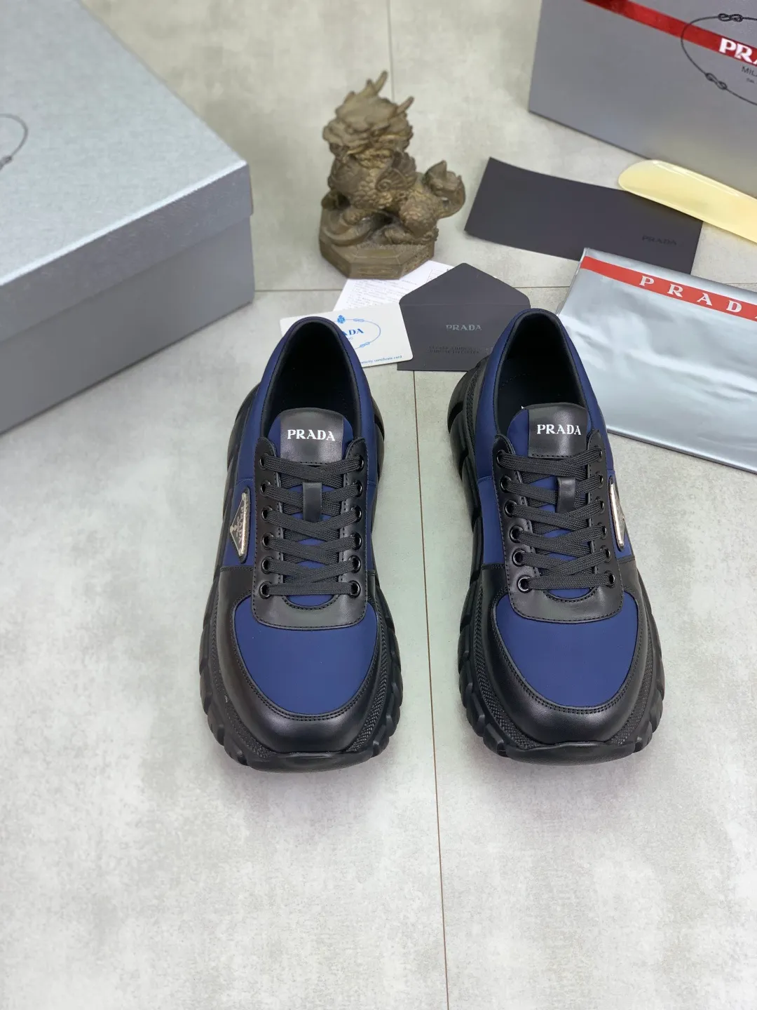 Men's men's shoes 💰P560💰[New style] High version official website popular models are on the market, 🆘 Classic popular models (Prada) are the main popular models, avant-garde and versatile fashion men's shoes private version mold opening, cowhide surface splicing 1:1.. Fashionable and simple, original imported cowhide lining cowhide feet; the atmosphere and personality are more fashionable, eye-catching and pursuing class. It will subvert the old idea and be a must-have for fashion trendsetters with you! Must keep it for yourself! Tall and comfortable, large and low, high-end quality workmanship. Code number: 38-44 (45 46 customized) 4️⃣ colors available.